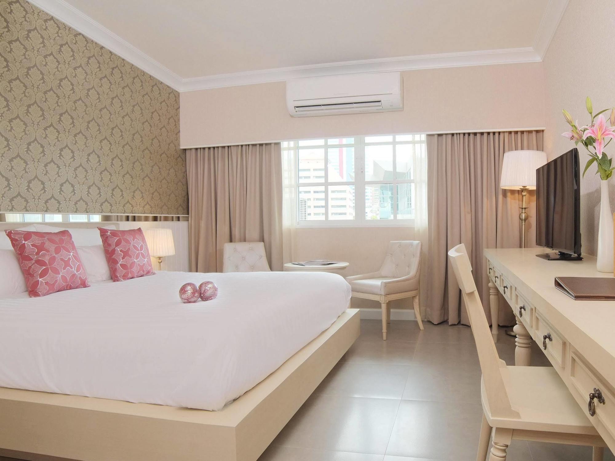 Hotel The Raya Surawong Bangkok Esterno foto