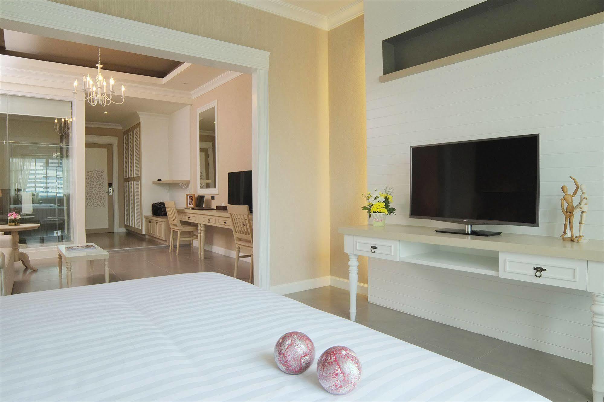 Hotel The Raya Surawong Bangkok Esterno foto