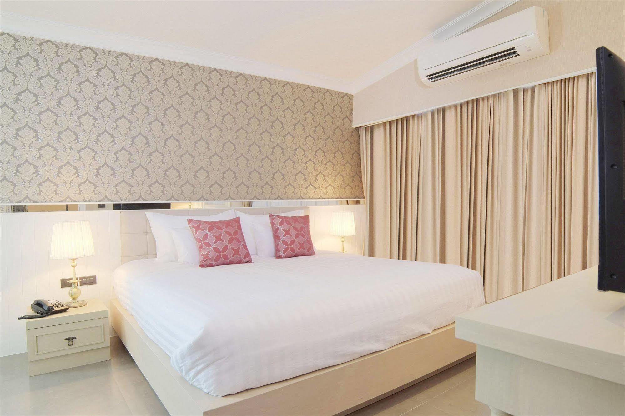 Hotel The Raya Surawong Bangkok Esterno foto