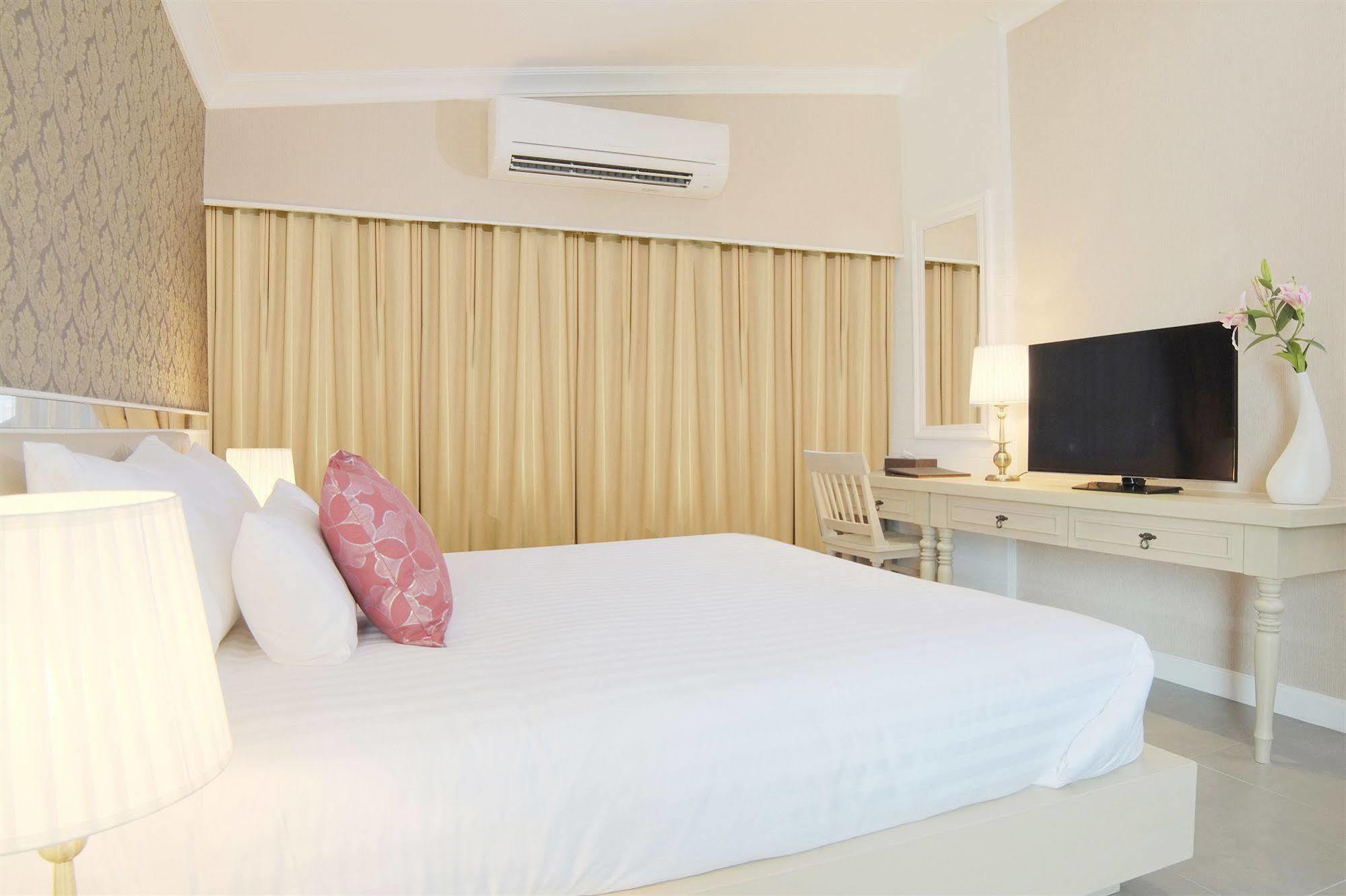 Hotel The Raya Surawong Bangkok Esterno foto