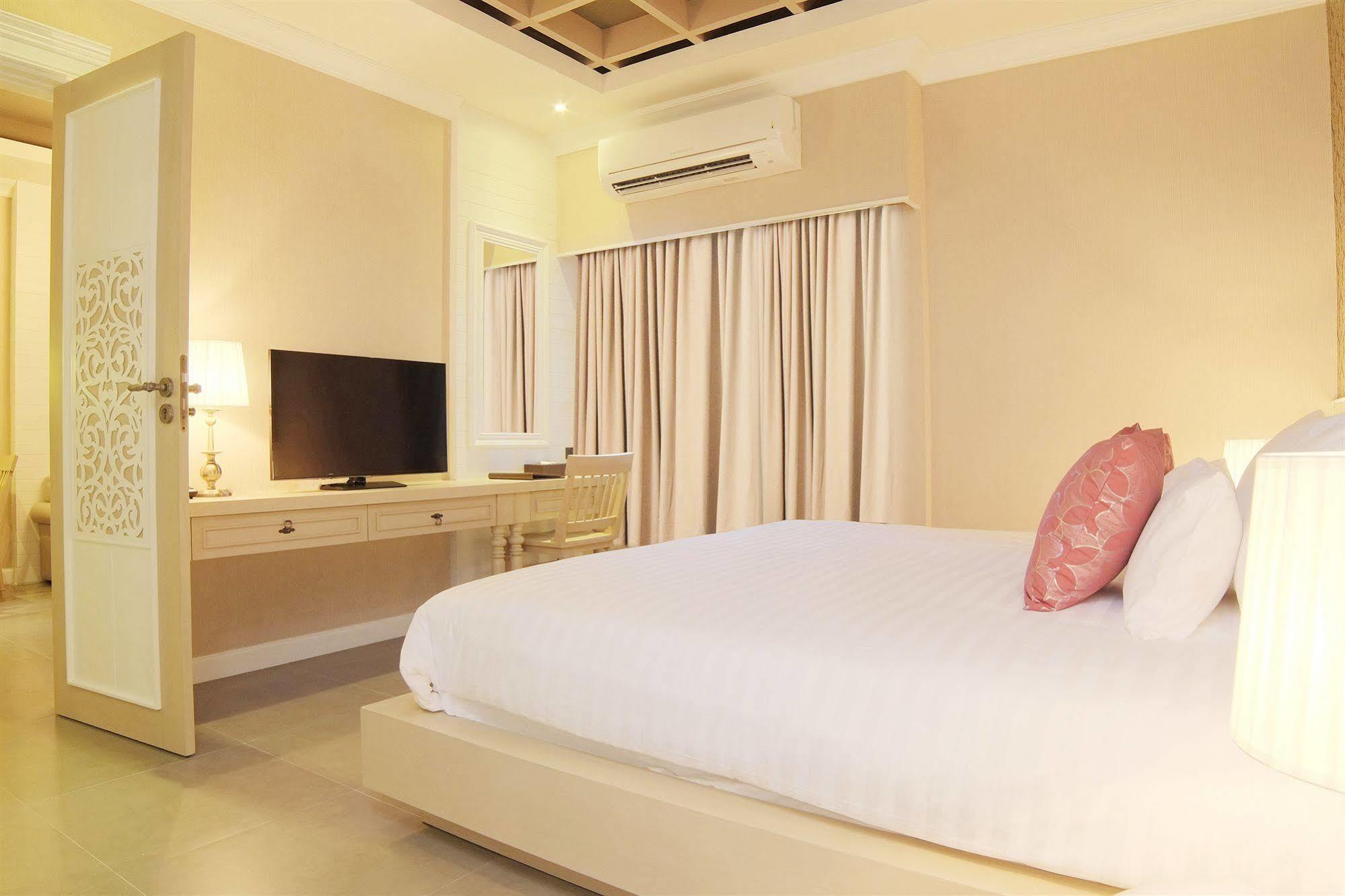 Hotel The Raya Surawong Bangkok Esterno foto