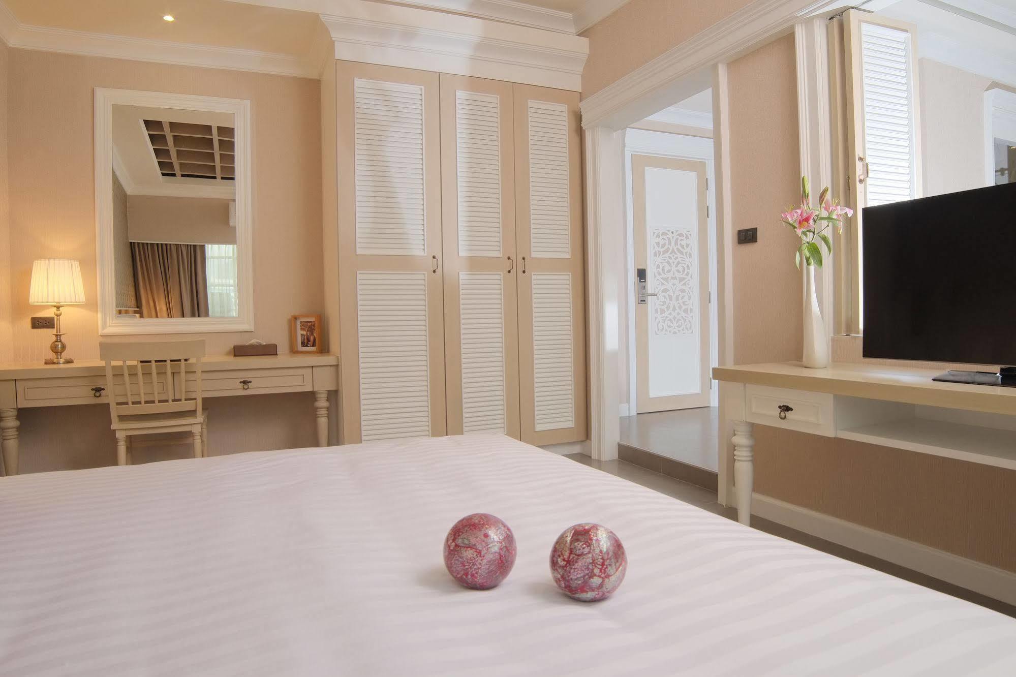 Hotel The Raya Surawong Bangkok Esterno foto