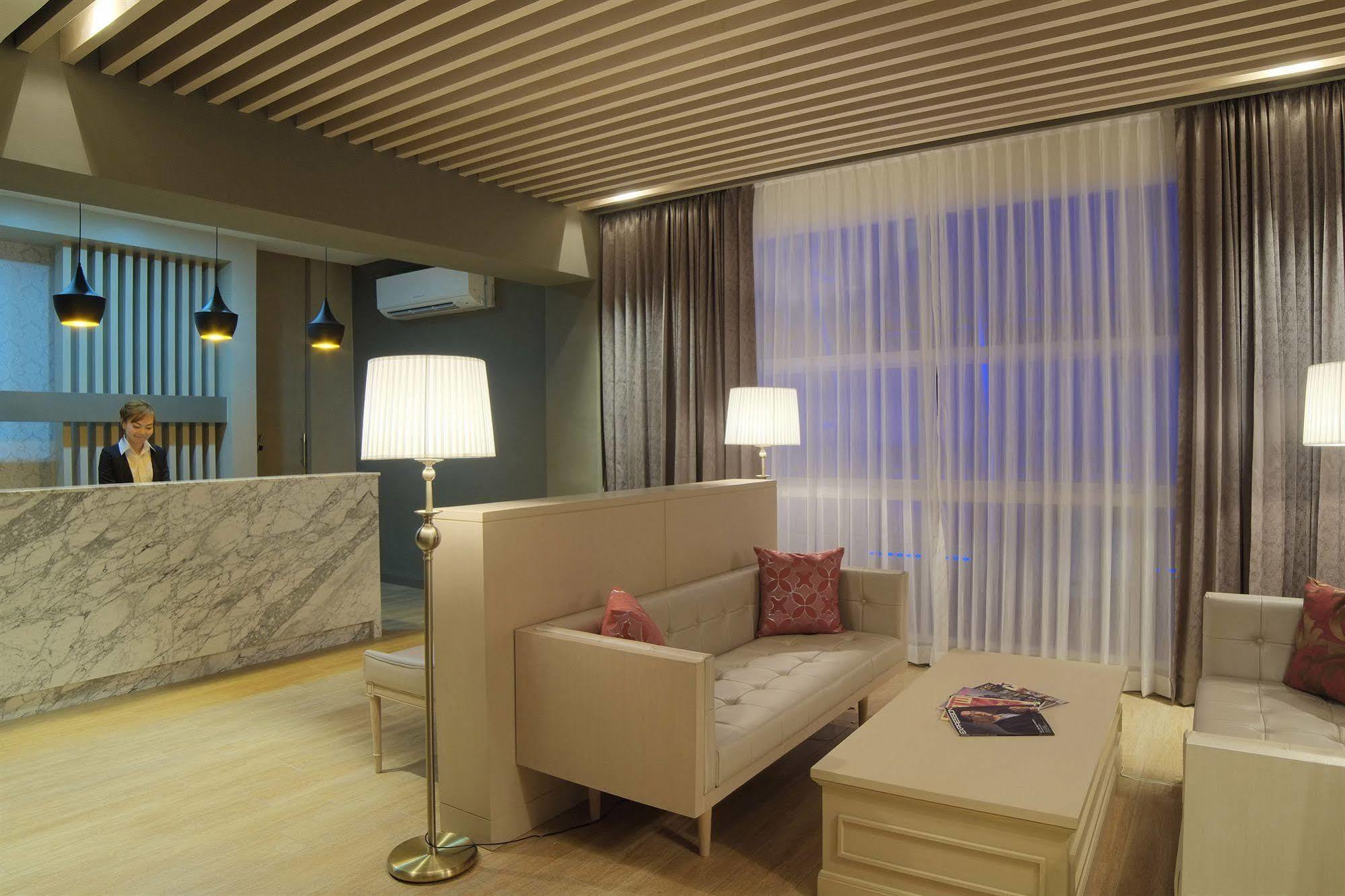 Hotel The Raya Surawong Bangkok Esterno foto