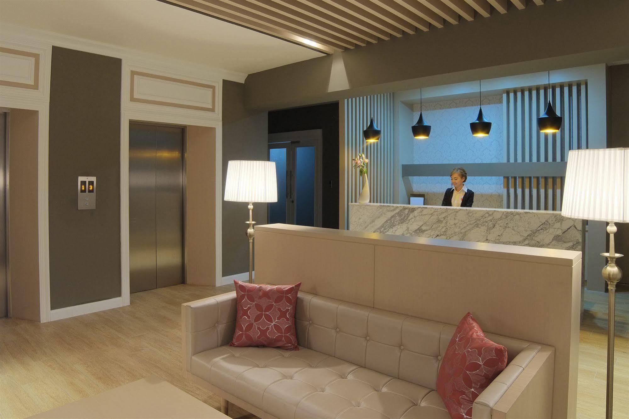 Hotel The Raya Surawong Bangkok Esterno foto