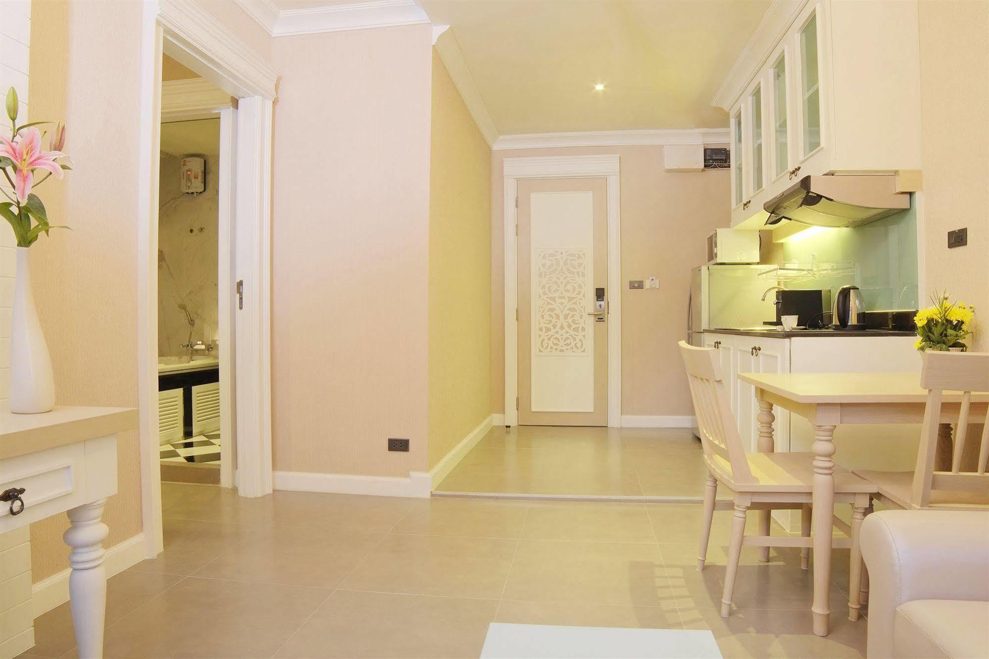 Hotel The Raya Surawong Bangkok Esterno foto